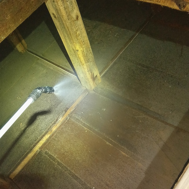 屋根裏の木部に薬剤を散布