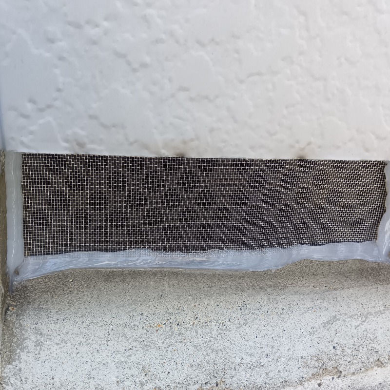 床下換気口をネットとパテで封鎖