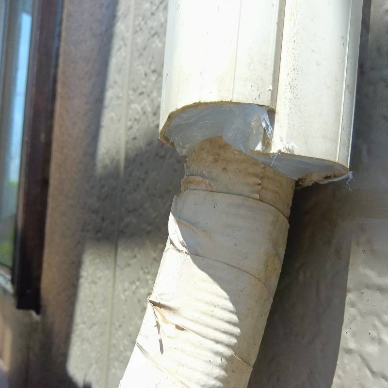 配管カバー内のすき間をパテで封鎖