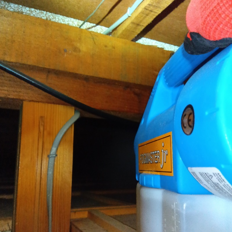 噴霧器で薬剤を散布