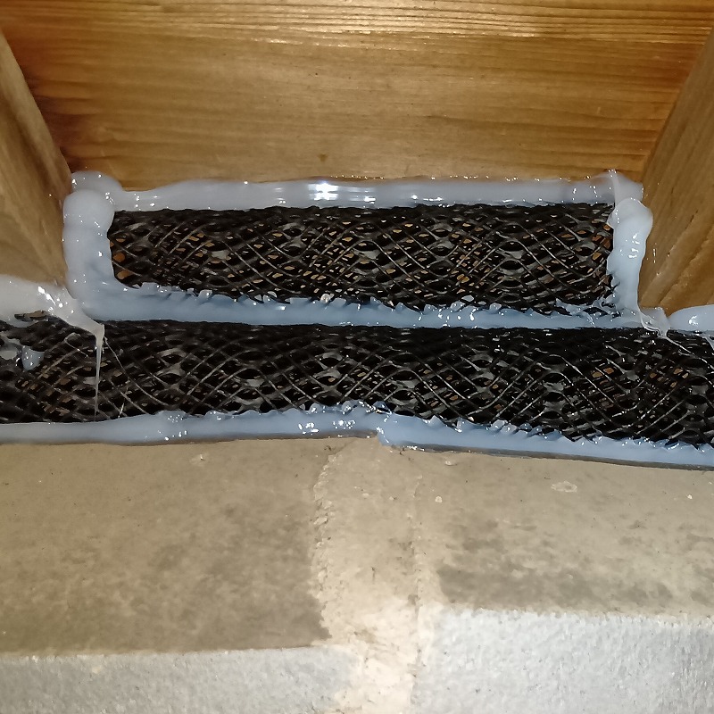 屋根のすき間を金網とパテで封鎖