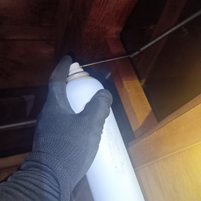 天井裏に忌避スプレーを散布