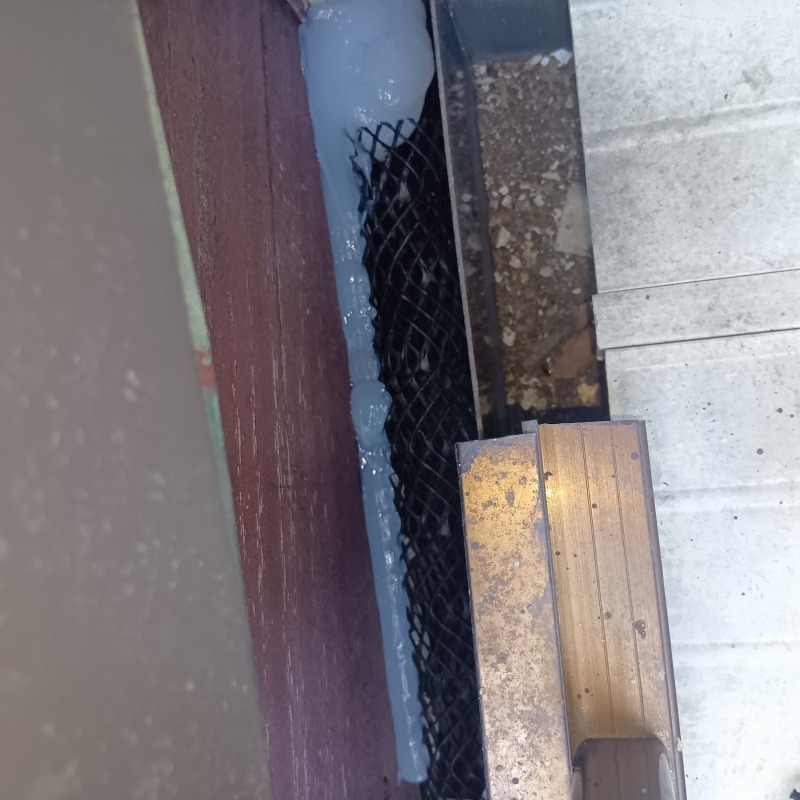 すき間にネットをつめて侵入口を封鎖