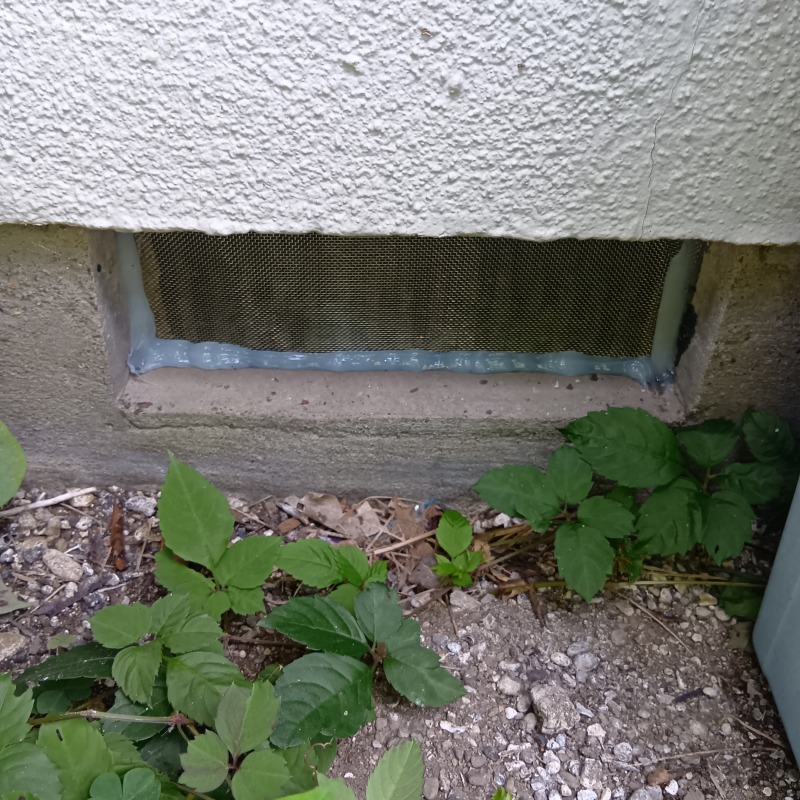 床下換気口を金網で封鎖