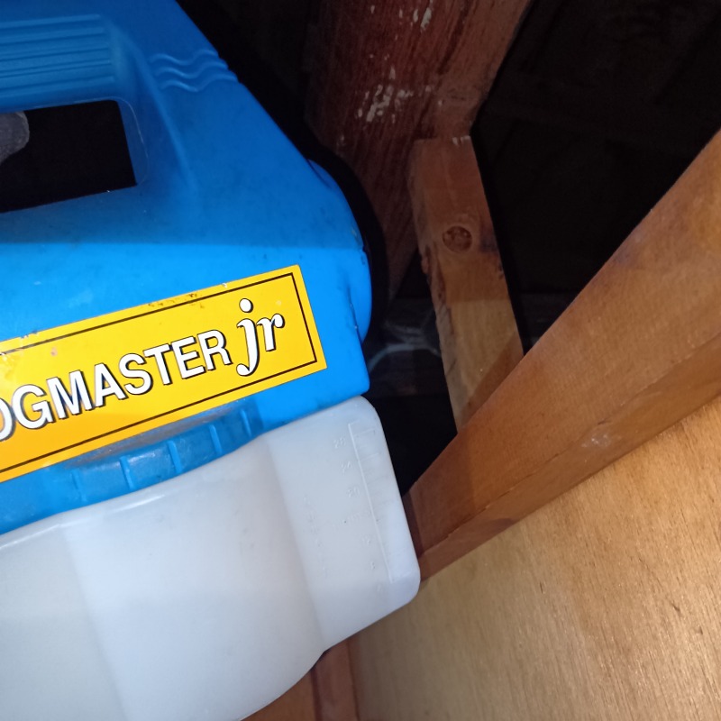 噴霧器で天井裏に薬剤を散布