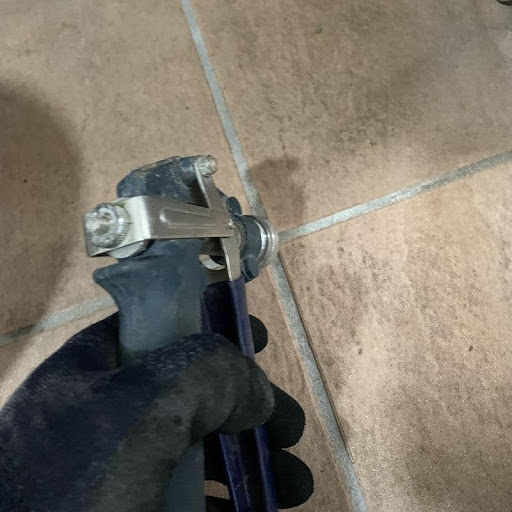 玄関の穿孔処理をおこなっている様子