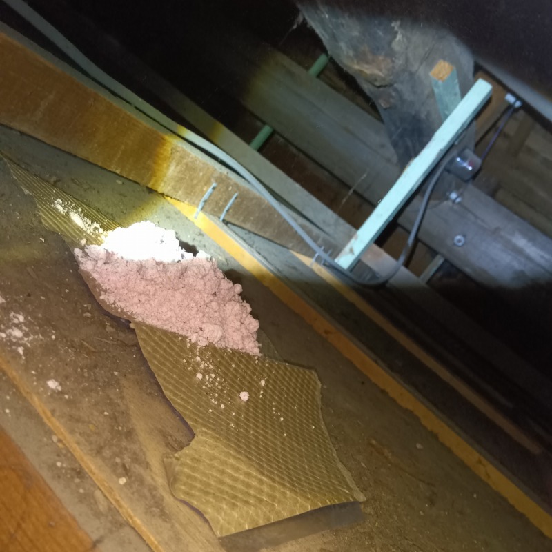 屋根裏に殺鼠剤を設置した様子