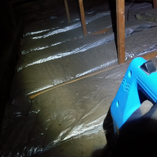 天井裏に忌避剤を散布する様子