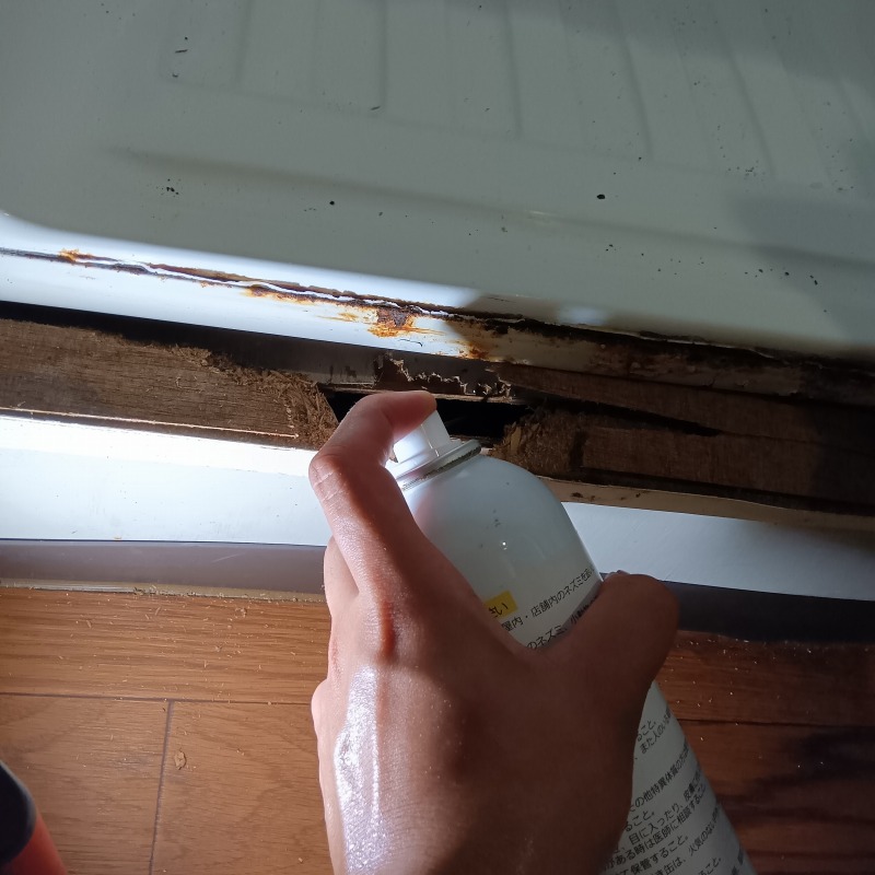 ネズミが出入りしている穴に忌避剤を散布
