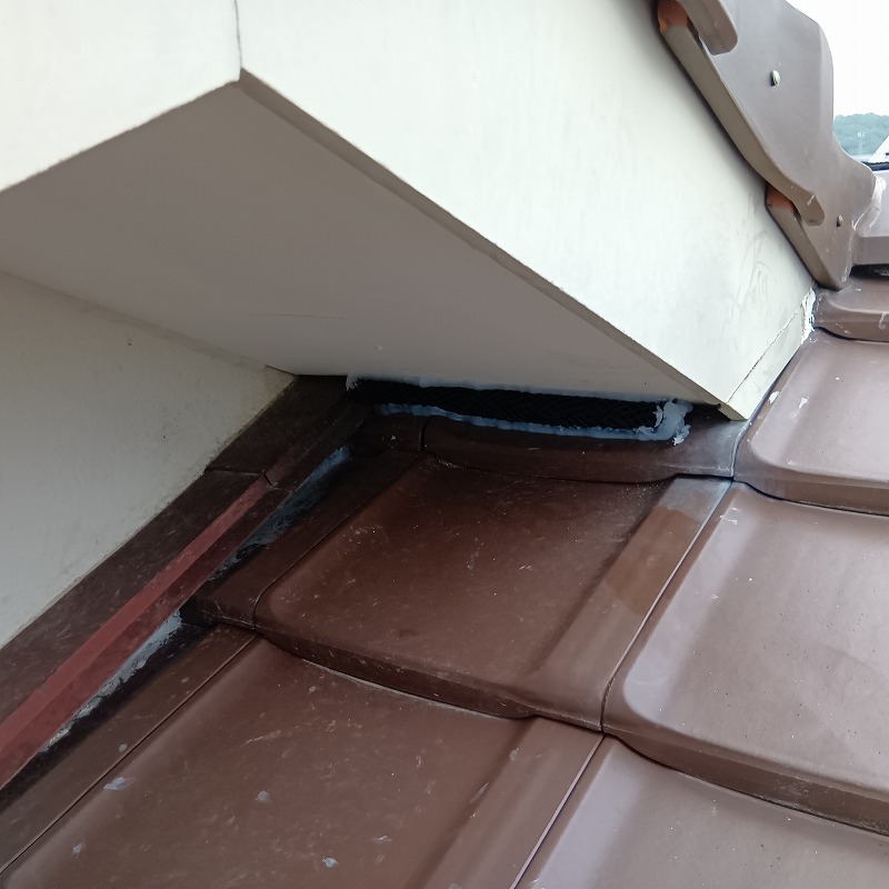 軒天の下のすき間をネットとパテで封鎖