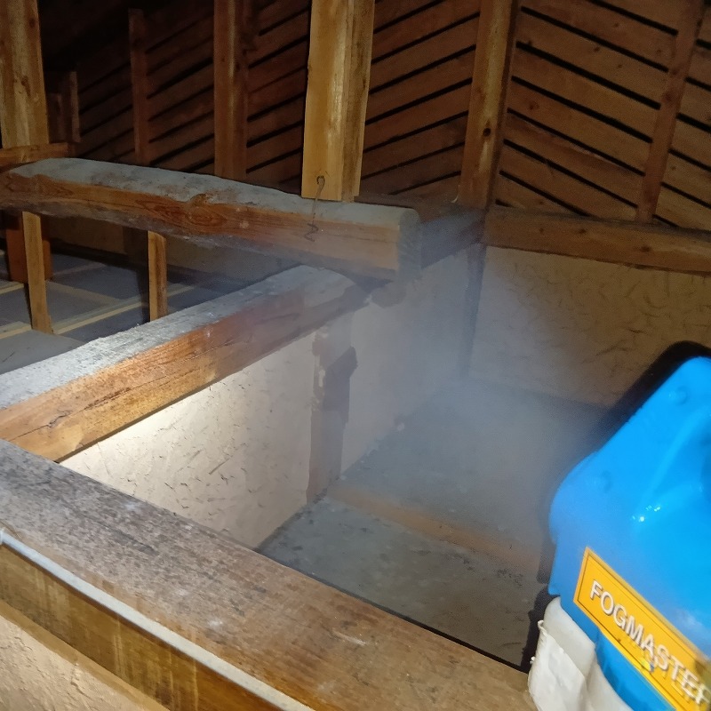 屋根裏に噴霧器で薬剤を散布