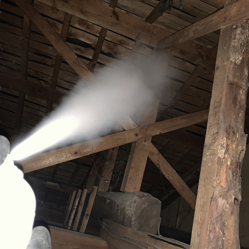 屋根裏に忌避スプレーを散布