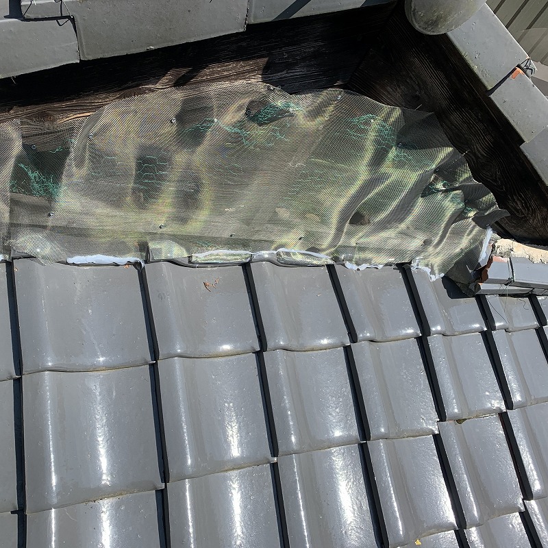 屋根のすき間をネットとパテで封鎖