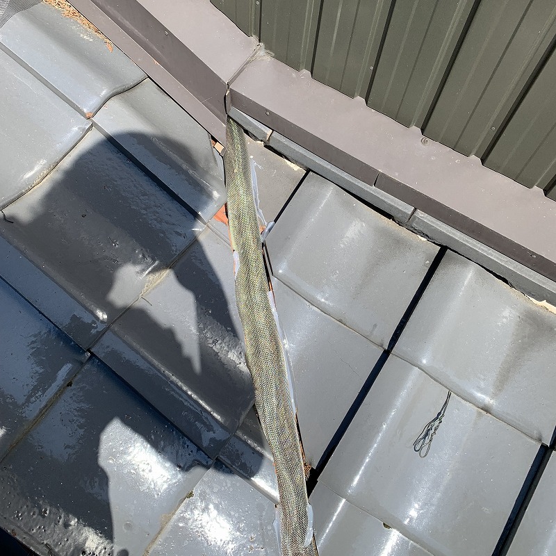 屋根瓦のすき間をネットで封鎖