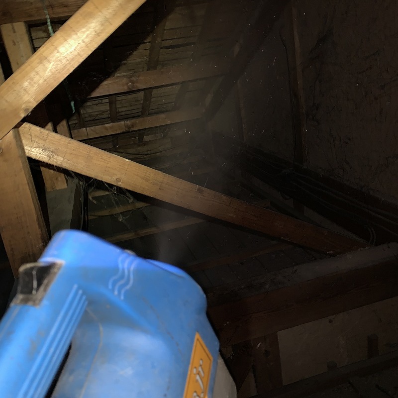 屋根裏に噴霧器で薬剤を散布