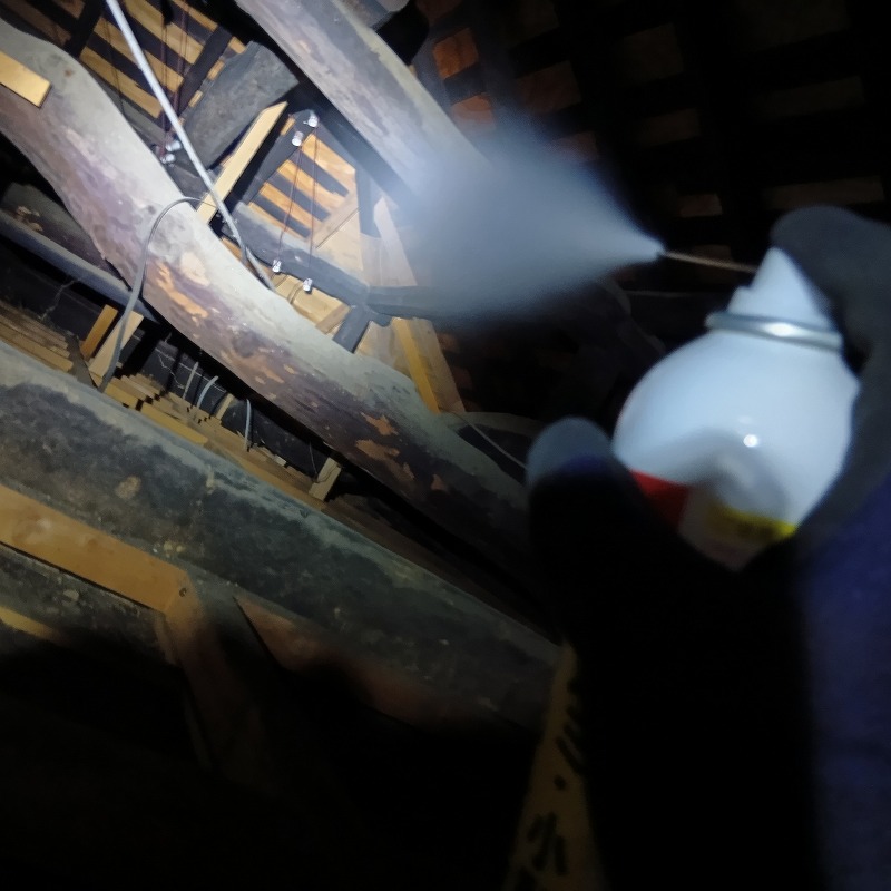 屋根裏に忌避スプレーを散布