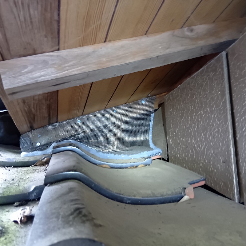 屋根のすき間をネットとパテで封鎖