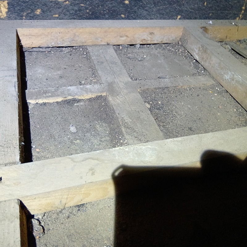 屋根裏に溜まっていたフンを清掃したあとの様子