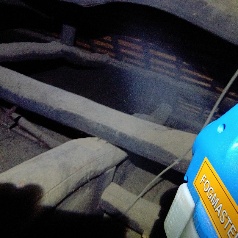 屋根裏に噴霧器で薬剤を散布