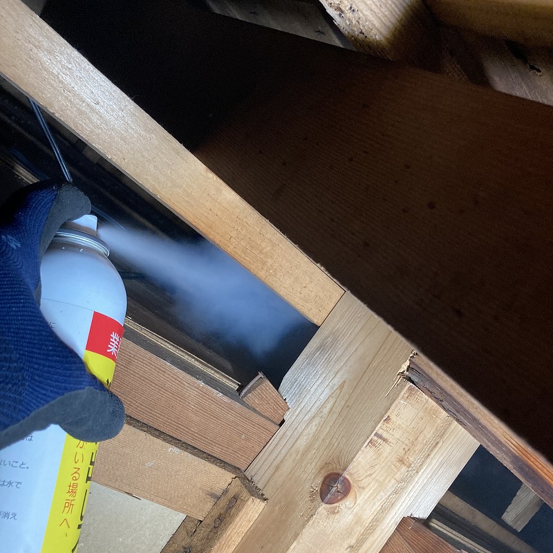 屋根裏に忌避スプレーを散布