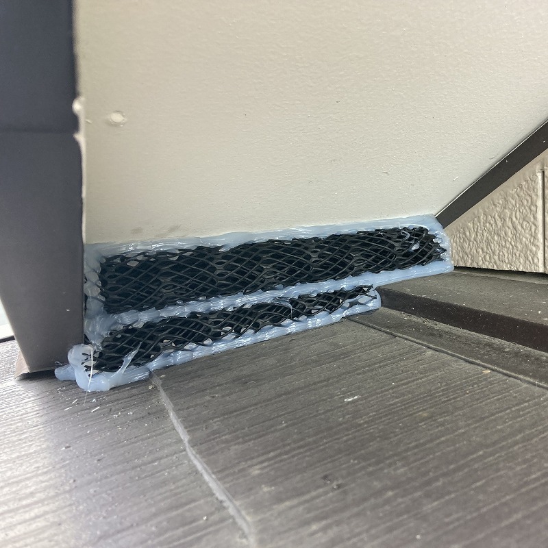 屋根のすき間を金網とパテで封鎖