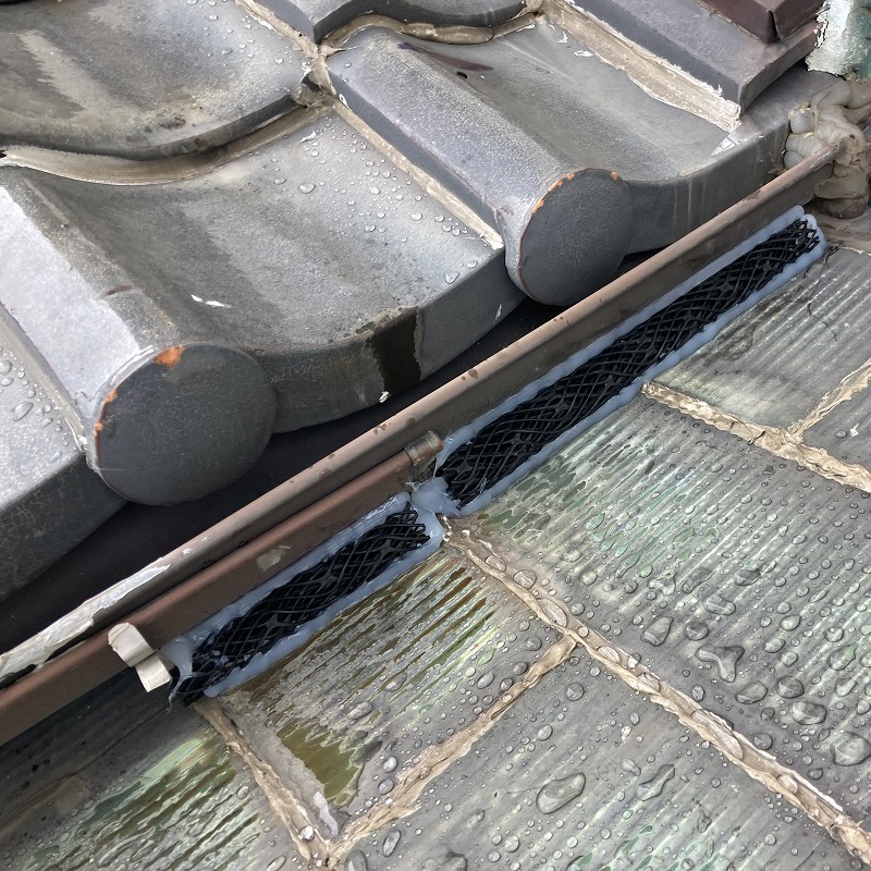 屋根瓦のすき間を金網とパテで封鎖