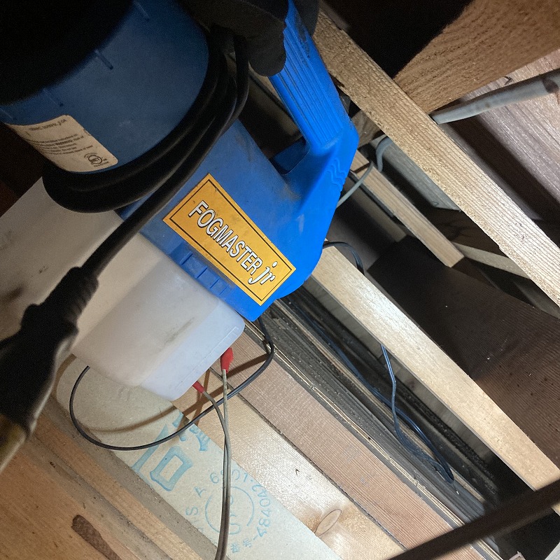 屋根裏に噴霧器で薬剤を散布