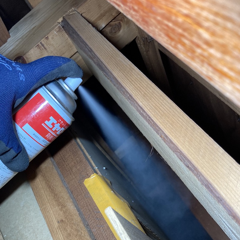 屋根裏に殺虫スプレーを散布