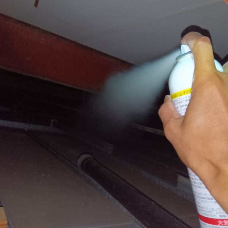 天井裏に忌避剤を散布