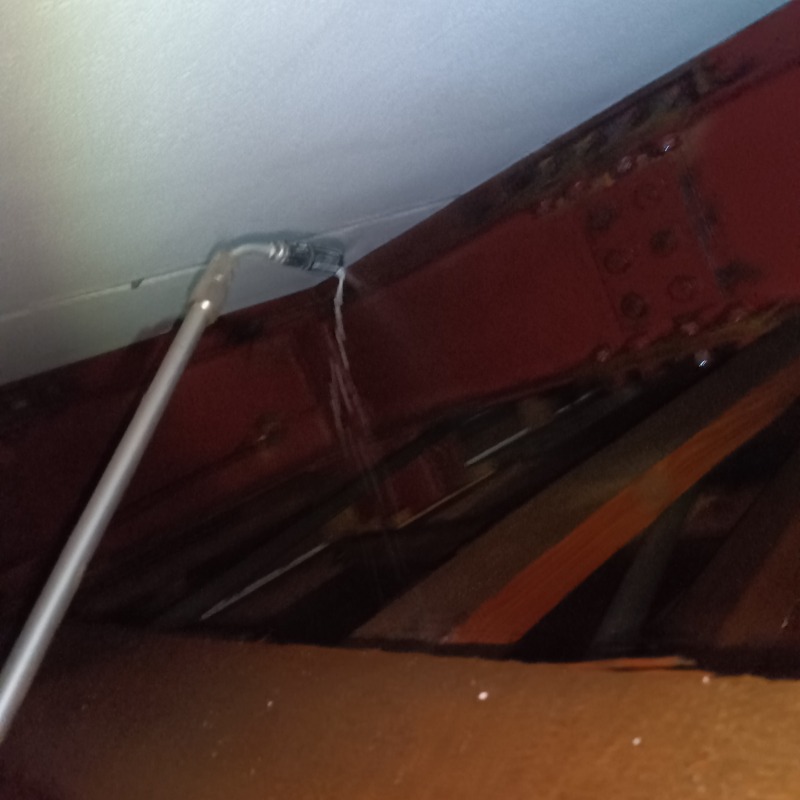 天井裏に殺虫剤を散布