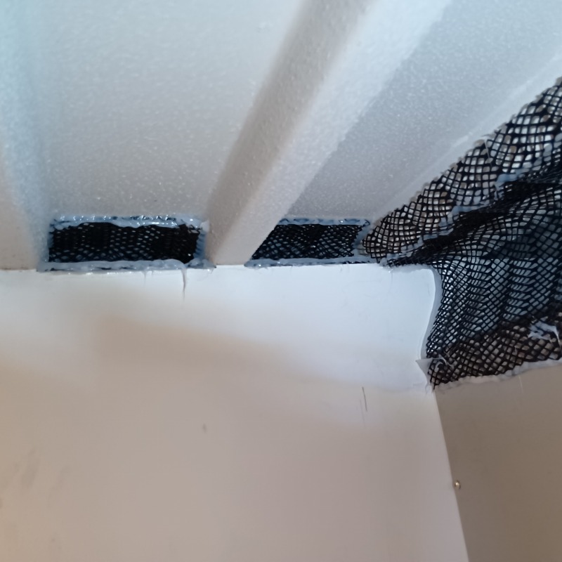 天井のすき間をふさいだ様子