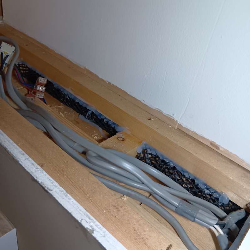 店舗内のすき間をふさいだ様子