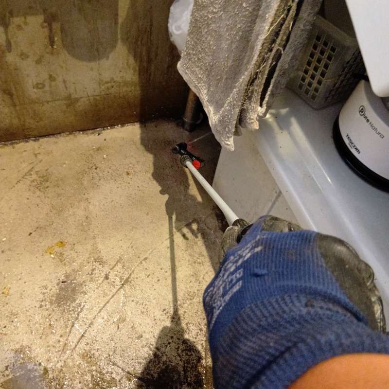 除菌・消臭剤を散布する様子