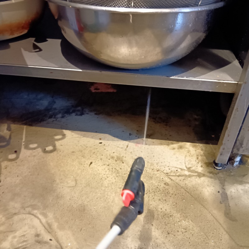 除菌・消臭剤を散布する様子