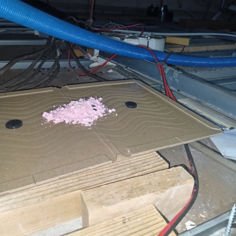 天井裏の殺鼠剤と粘着シート