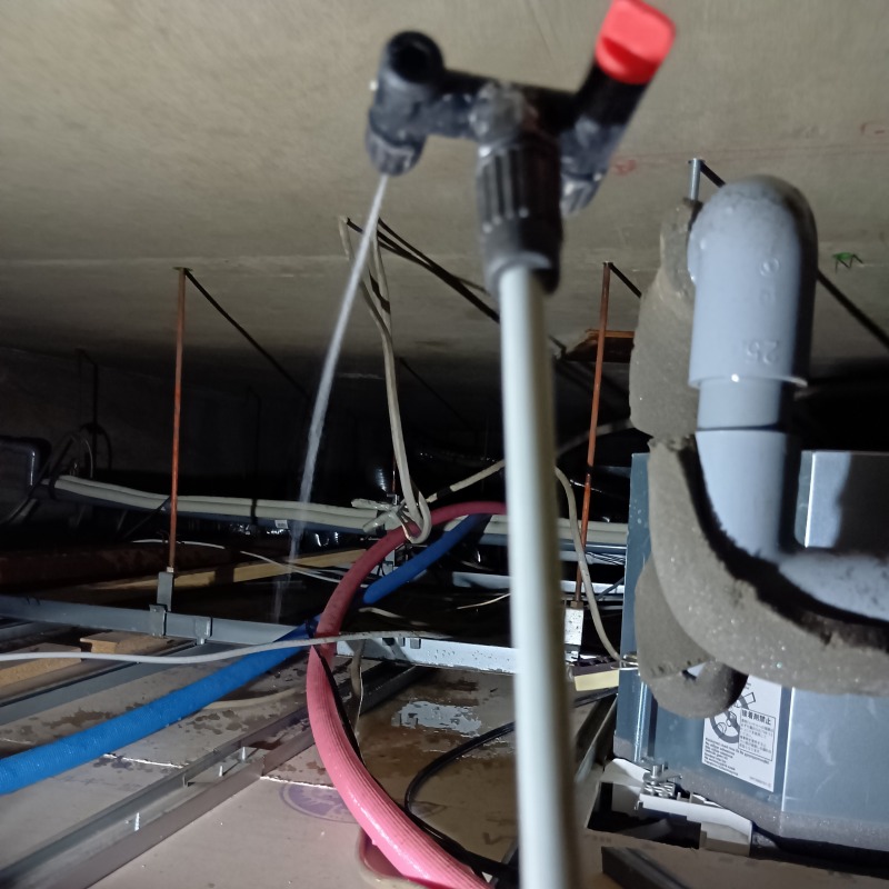 除菌・消臭剤を散布する様子