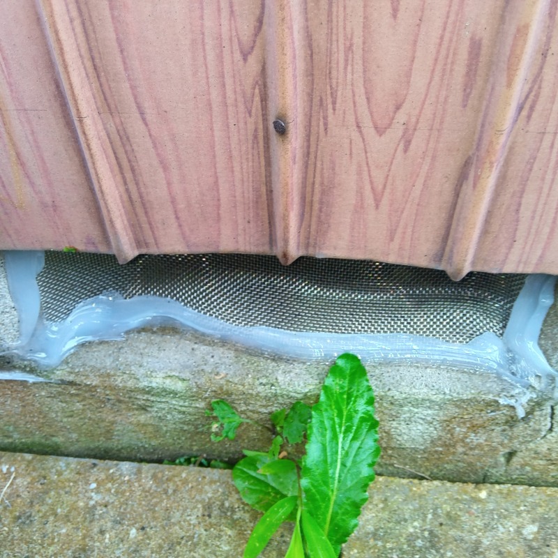 床下換気口に金網を設置