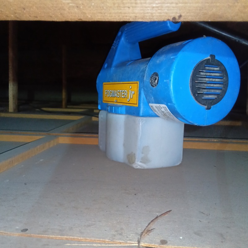 屋根裏に除菌・消臭剤を散布