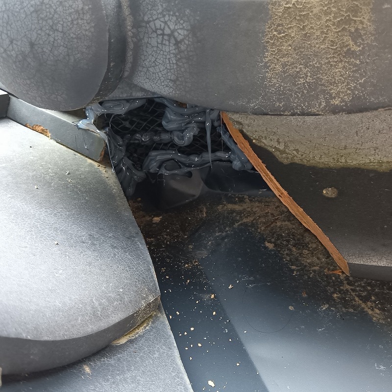 屋根瓦のすき間をネットとパテで封鎖