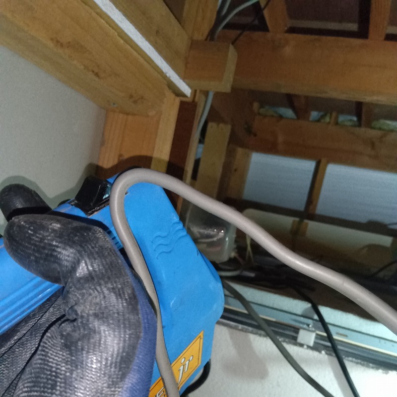 屋根裏に噴霧器で薬剤を散布