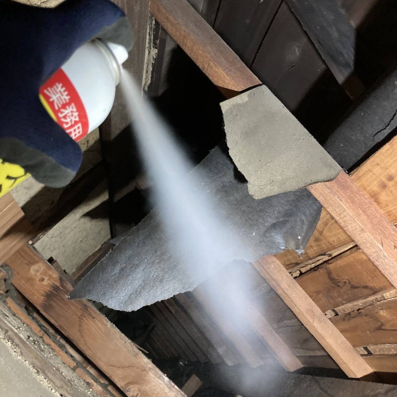 天井裏に忌避剤を散布