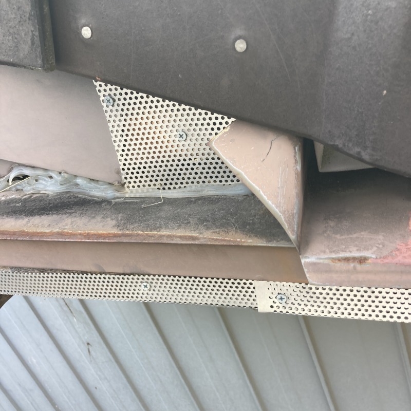 外壁と屋根のすき間を封鎖