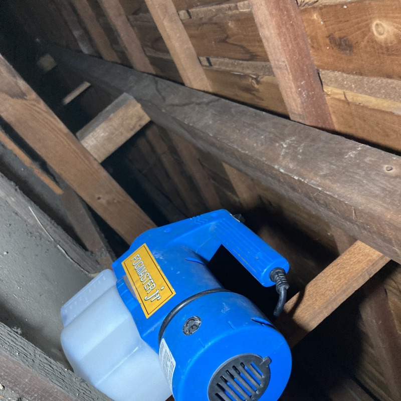 天井裏に除菌・消臭剤を散布