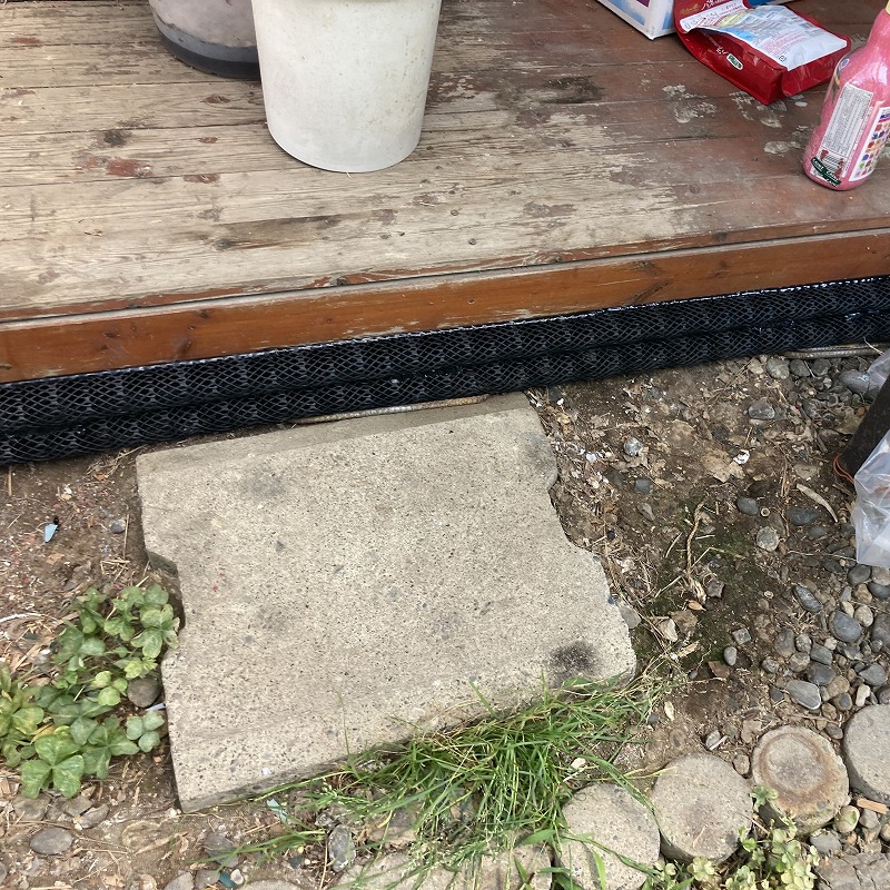 ウッドデッキと地面の間のすき間をネットで封鎖