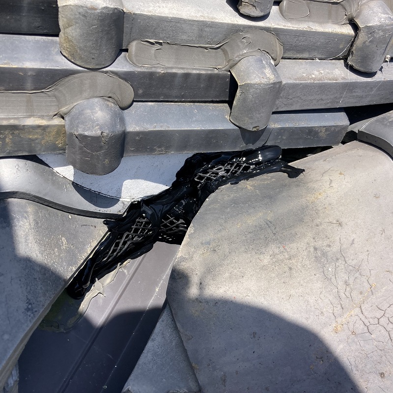 屋根瓦のすき間をネットで封鎖