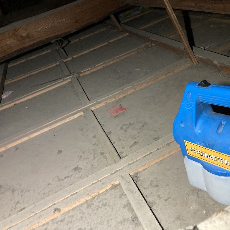 屋根裏に噴霧器で薬剤を散布