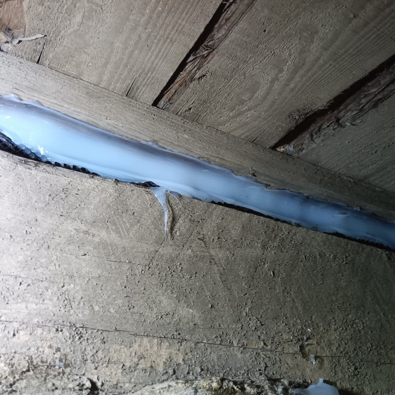 屋根裏のすき間を封鎖した様子