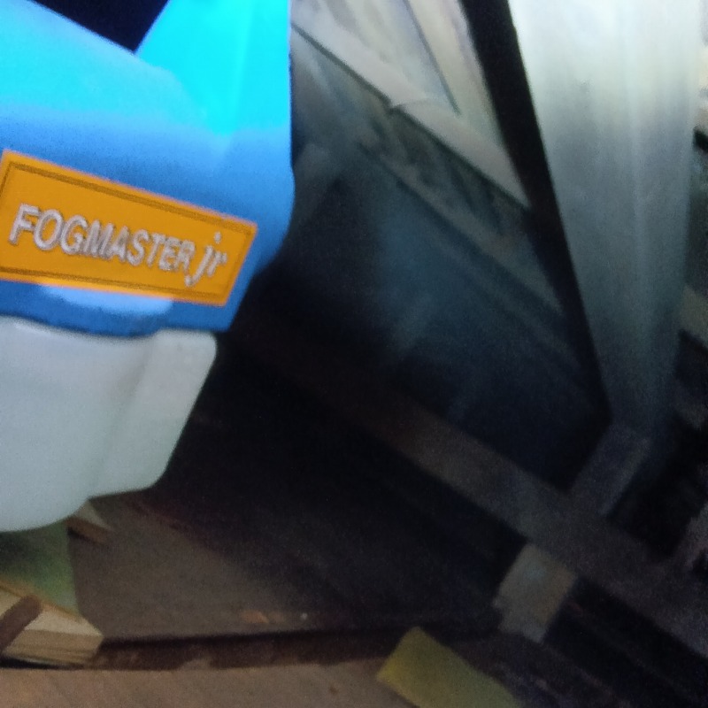 屋根裏に除菌・消臭剤を散布する様子