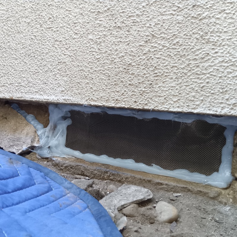 床下換気口に金網を設置した様子