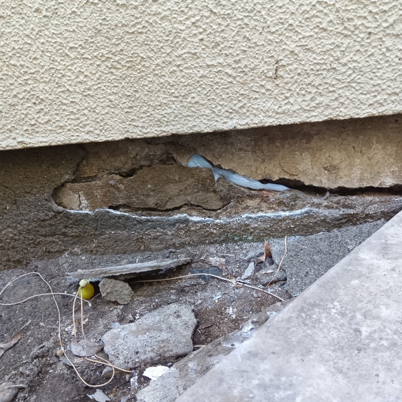 基礎のすき間をふさいだ様子